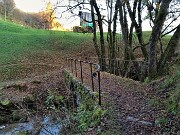 91 Nei pressi di Carubbo dal bosco su ponticello si passa nei prati